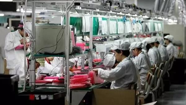 流水线、承诺书与沉默的年轻人 我在富士康门口听到的另一种真相
